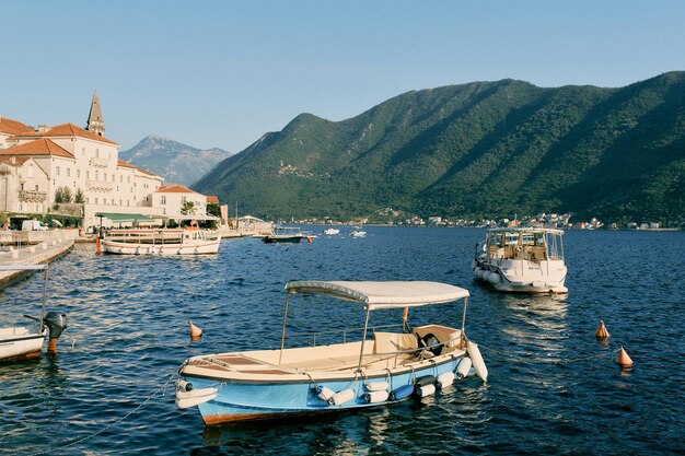 Los barcos de excursión están amarrados frente a la costa de Perast Montenegro