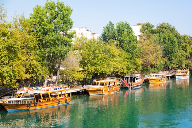 Barcos para excursiones turísticas en el río en Turquía a la espera de turistas.