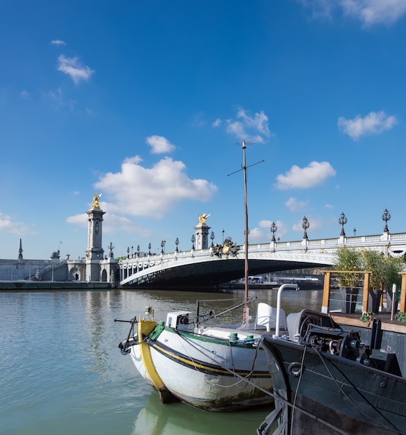 Barcos fluviais pela ponte alexandre em paris