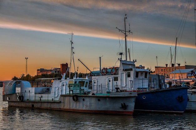 Barcos fluviales en el estacionamiento en la noche Vista frontal