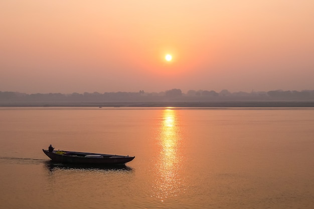Foto barcos en los ghats de varanasi, india