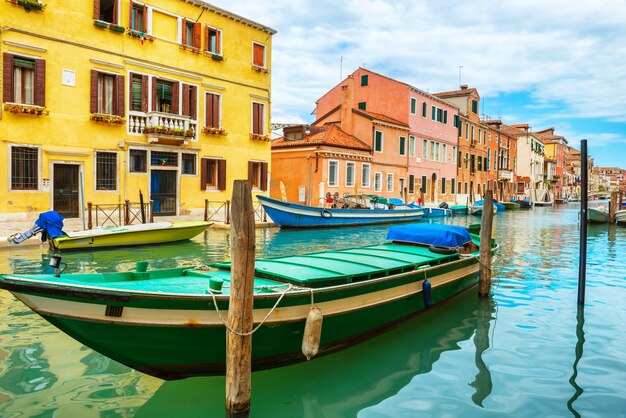 Barcos en el Gran Canal y la Basílica de Santa Maria della Salute en un día soleado. Venecia, Italia