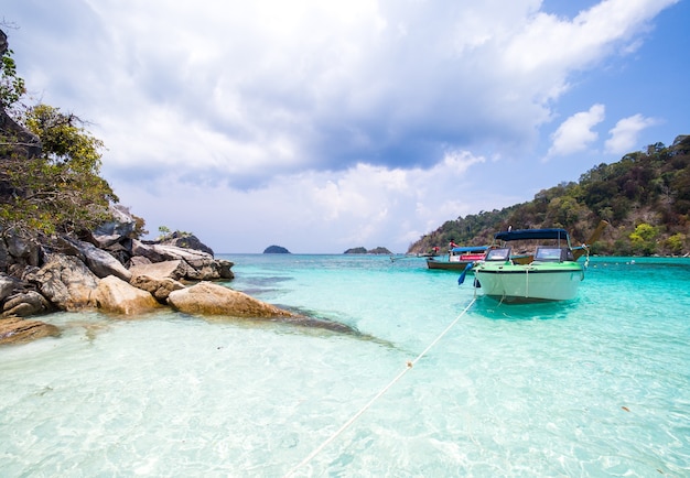 Barcos en la isla de Lipe, Tailandia