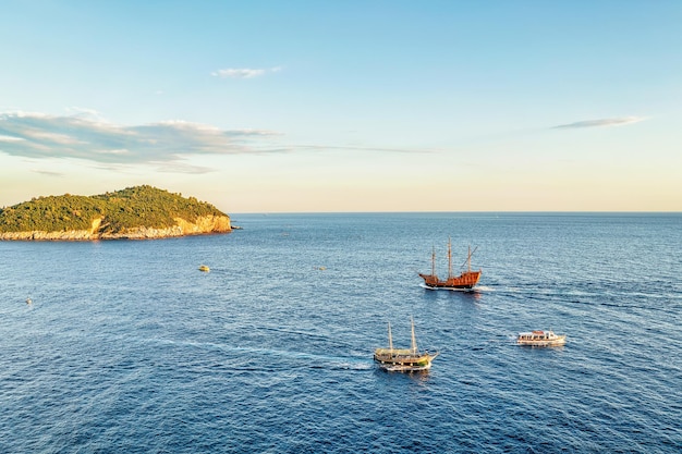 Barcos en Island Lokrum en el Mar Adriático en Dubrovnik, Croacia