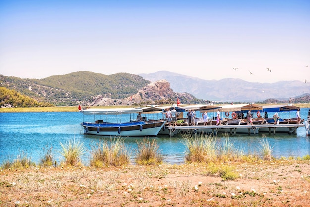 Foto barcos en iztuzu beach turtle beach río dalyan mar mediterráneo marmaris turquía