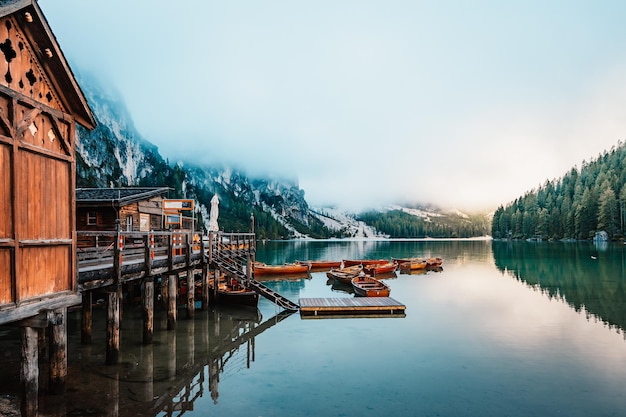 Barcos en el lago Braies Pragser Wildsee en las montañas Dolomitas Sudtirol Italia dolomita