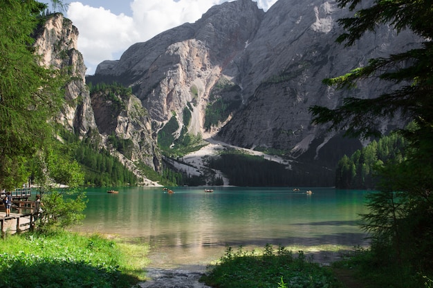 Foto barcos en el lago braies en trentino alto adige, italia