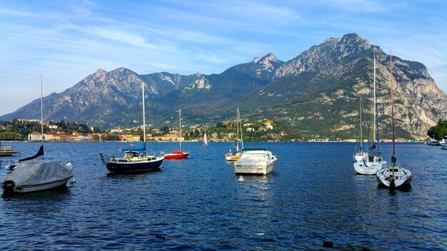 Barcos en el lago contra la montaña