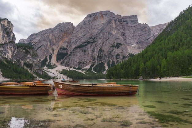 Barcos en lago di braies, dolomitas, italia