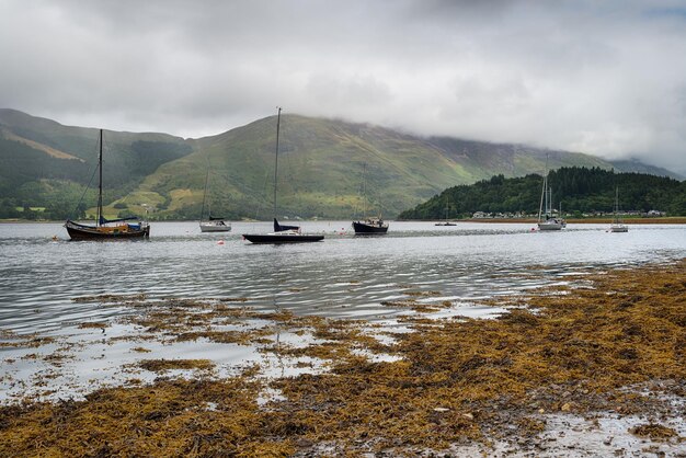 Barcos en Loch Leven en Sotland