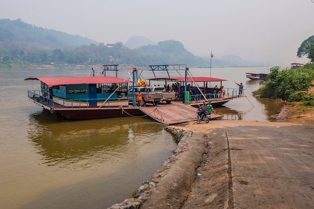 Barcos longos tradicionais no Rio Mekong em Luang Prabang, Sudeste Asiático, Laos