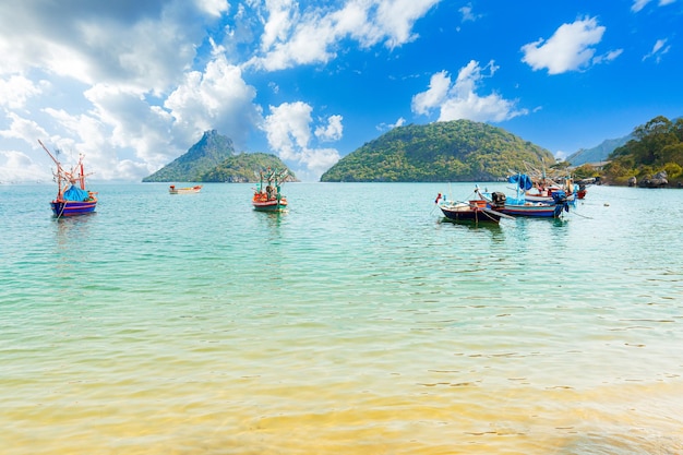 Barcos longtail de madeira tailandeses e belas praias Tailândia