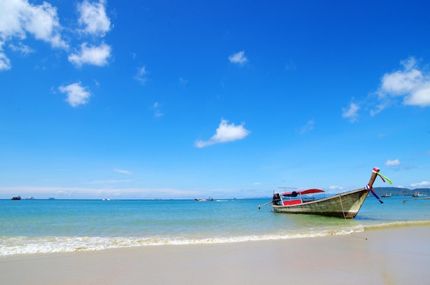 Barcos longtail de praia tropical Mar de Andaman Tailândia