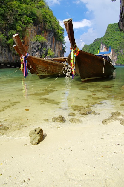 Barcos longtail de praia tropical Mar de Andaman Tailândia