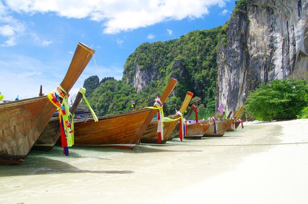 Barcos longtail de praia tropical Mar de Andaman Tailândia