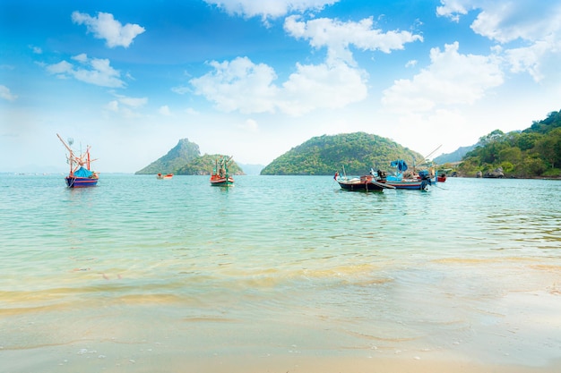 Barcos Longtale en la hermosa playa de Tailandia