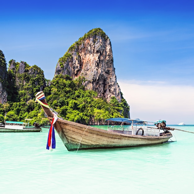 Barcos Longtale en la hermosa playa, Tailandia