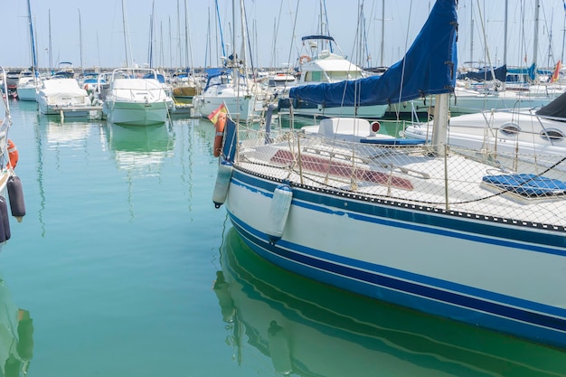 barcos de lujo amarrados en marbella, ciudad de españa verano