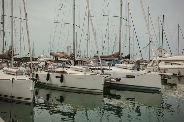 Barcos de lujo amarrados en el puerto de San Vincenzo en Italia # 3