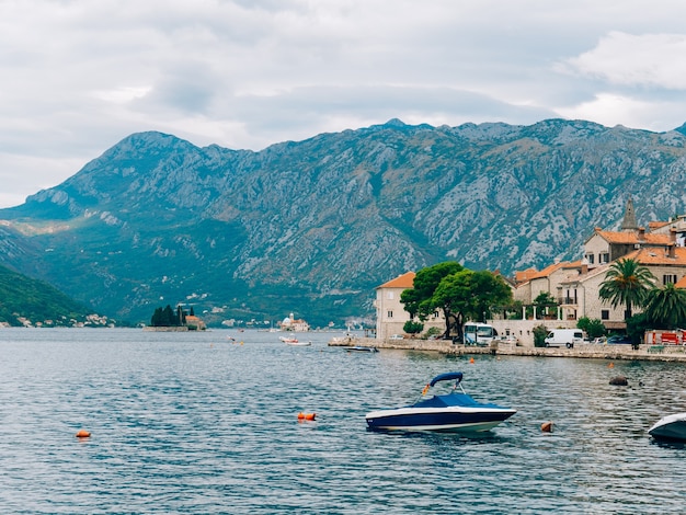 Barcos de madera en el agua en la bahía de kotor en montenegro