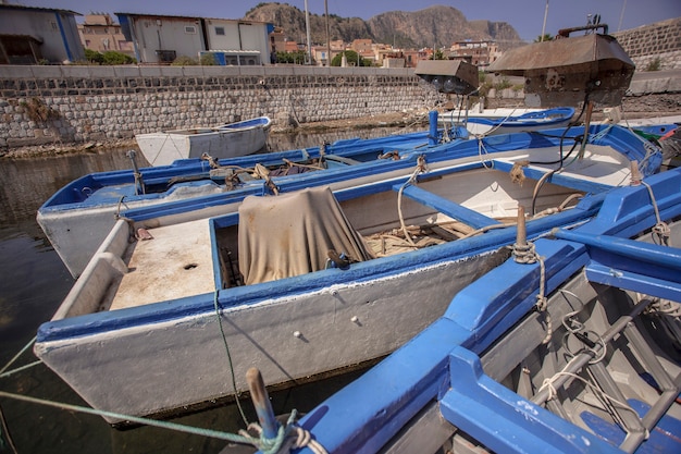 Barcos de madera amarrados en el puerto de Bagnera, Sicilia