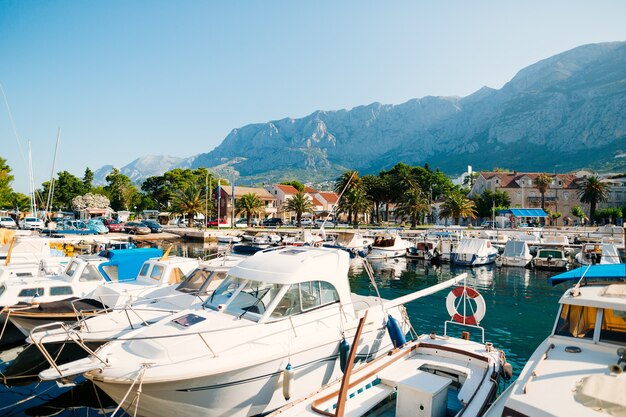 Barcos de madera y barcos de pesca en makarska