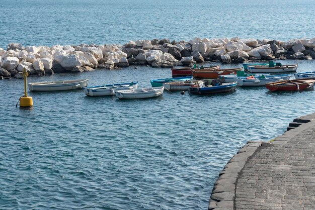 Barcos de madera cerca de la orilla del mar.