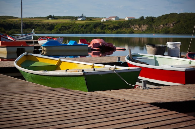 Barcos de madera de colores con remos en un lago