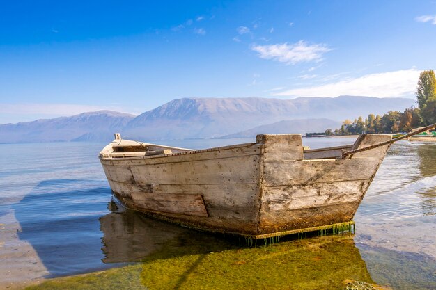 Barcos de madera en el muelle en el lago de montaña.