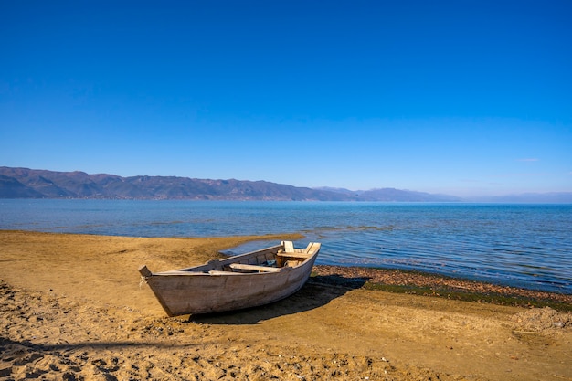 Barcos de madera en el muelle en el lago de montaña