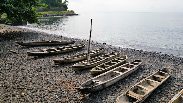 Barcos de madera de los pescadores locales en Santo Tomé, África