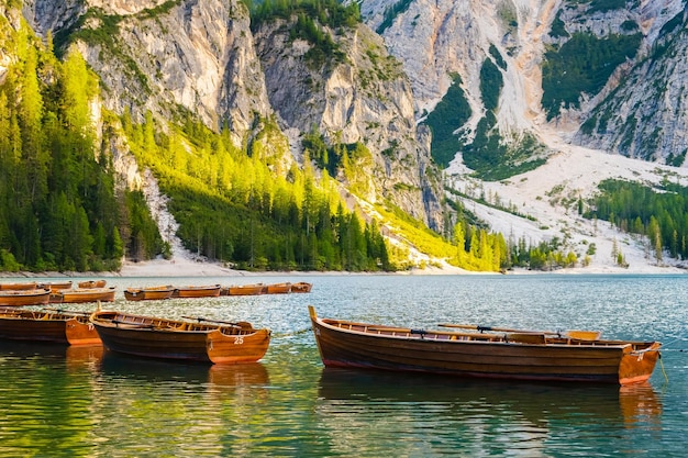 Barcos de madera en el popular lago turístico Braies con impresionantes vistas de los Alpes Dolomitas