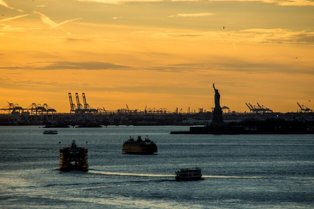 Foto barcos en el mar al atardecer