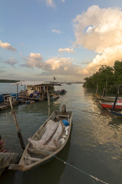 Barcos en el mar contra el cielo nublado