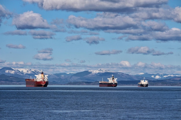 Barcos en el mar contra el cielo