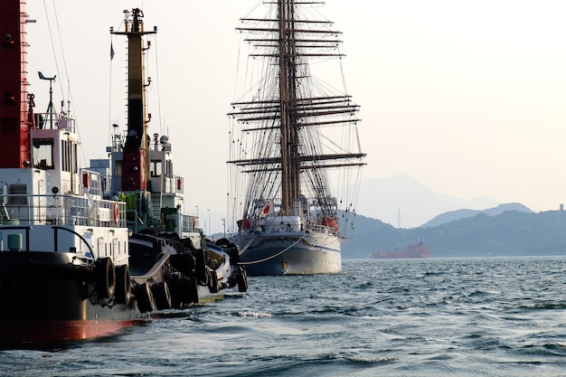 Los barcos en el mar contra el cielo