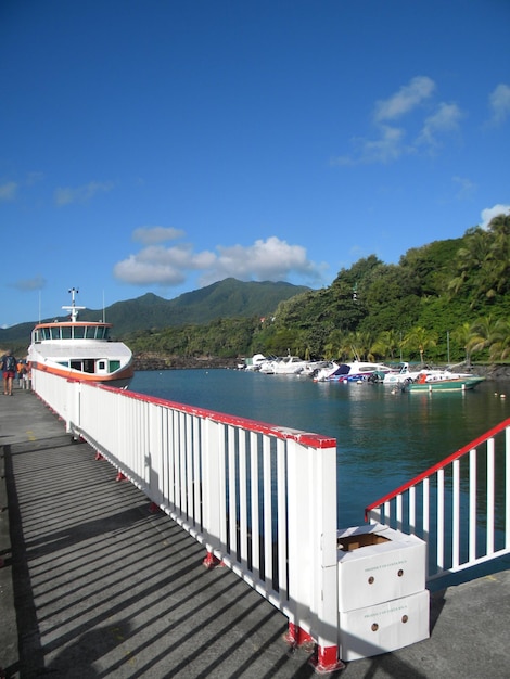 Foto barcos en el mar con una cordillera en el fondo