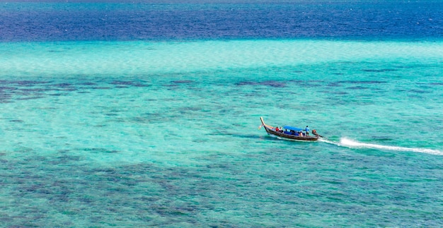 Foto barcos en el mar, li-pe tailandia.