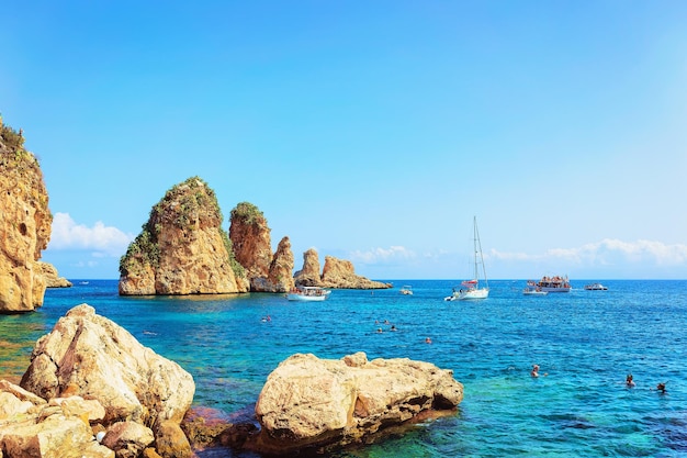 Barcos y el mar Mediterráneo en Scopello, Castellammare del Golfo, Sicilia, Italia