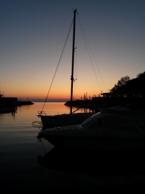 Foto barcos en el mar tranquilo al atardecer