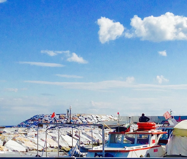 Foto barcos en el mar tranquilo contra el cielo nublado