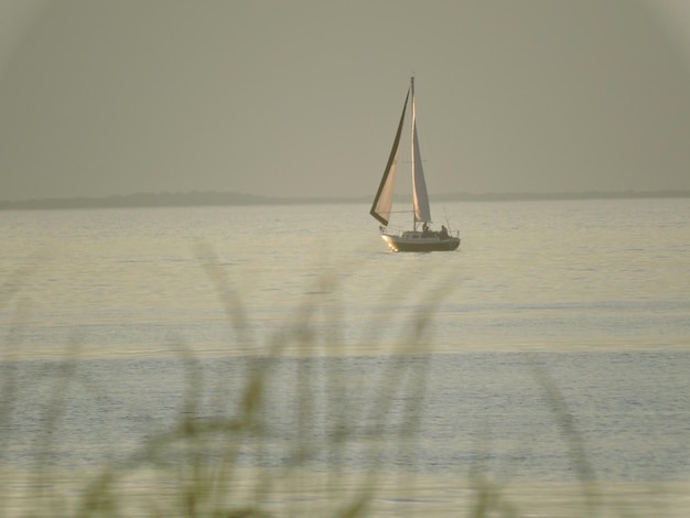 Foto barcos en el mar tranquilo