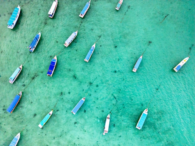 Barcos en el mar tropical en Belitung, Indonesia