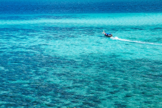 barcos en el mar