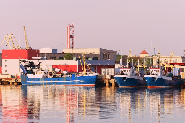Barcos en Marina en Ventspils. Ventspils una ciudad en la región de Courland de Letonia. Letonia es uno de los países bálticos