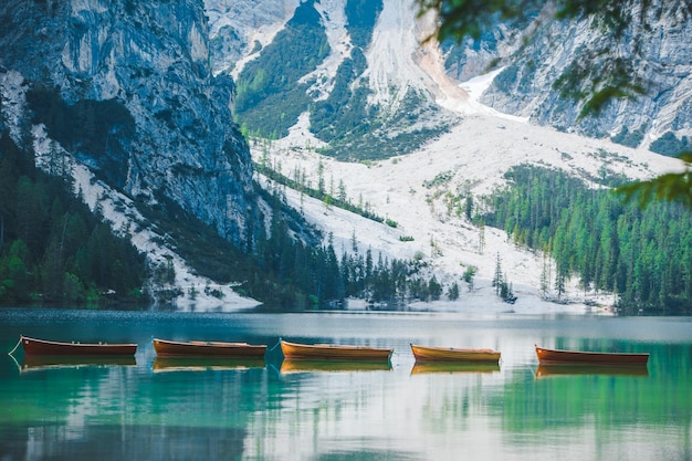 Barcos en medio del lago braies en Italia