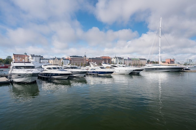 Barcos a motor en el puerto de Helsinki