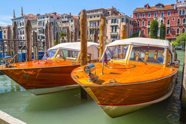 Barcos en el muelle del canal veneciano