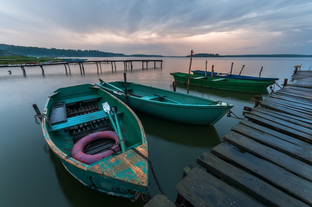 Barcos en el muelle en el lago