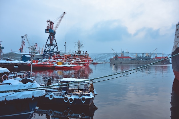 Barcos en los muelles en invierno